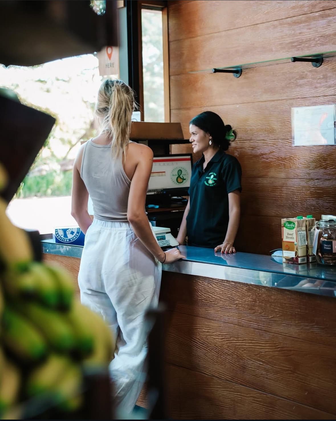 Customer checkout interaction at Mentha & Limón